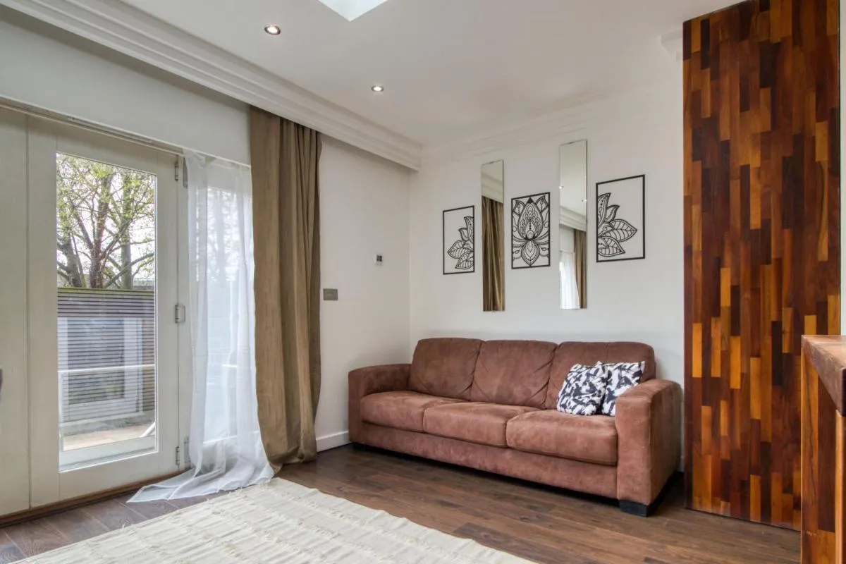 Image 4 of 4 Bedroom House in Chiswick- Elegance & Serenity