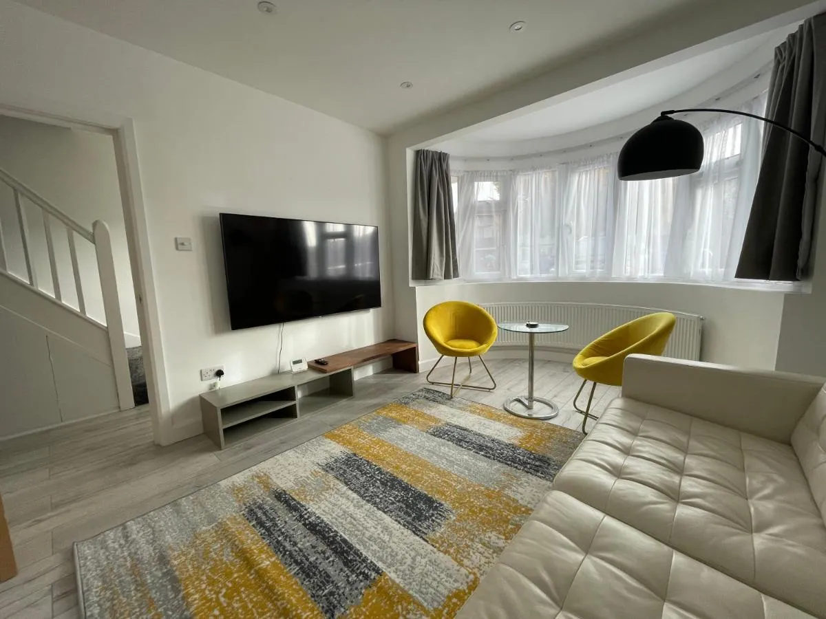Image 3 of 4 Bedroom Terraced House with Huge Garden