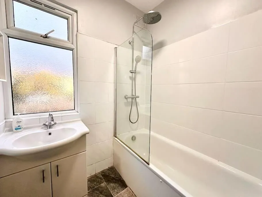 Image 3 of 4 Bedroom house in SE4