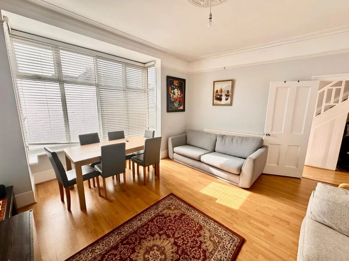 Image 4 of 4 Bedroom house in SE4