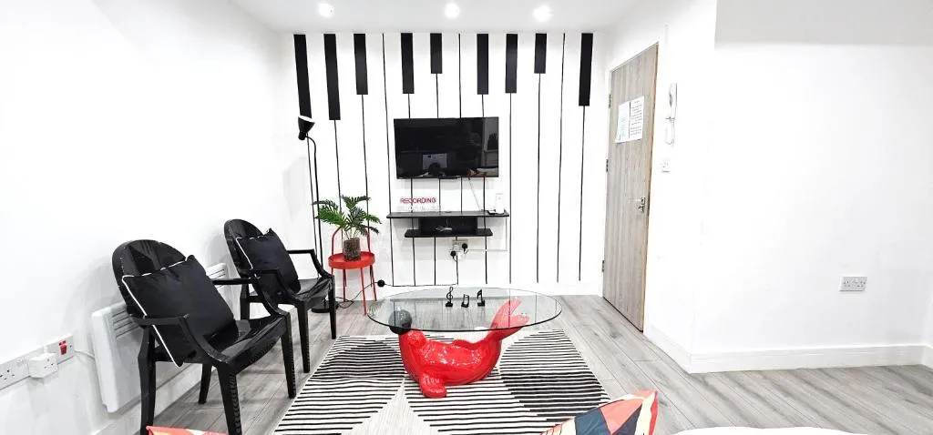 4 Modern Ground Floor Apartments With Private Kitchens and Bathrooms, Sleeps Up to 18, London