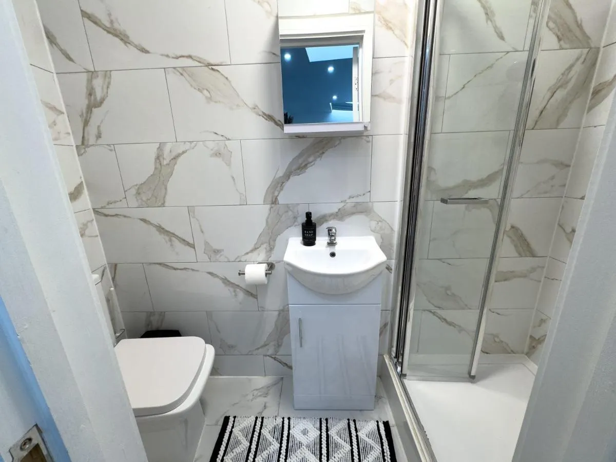Image 3 of 4 Modern Ground Floor Apartments With Private Kitchens and Bathrooms, Sleeps Up to 18, London