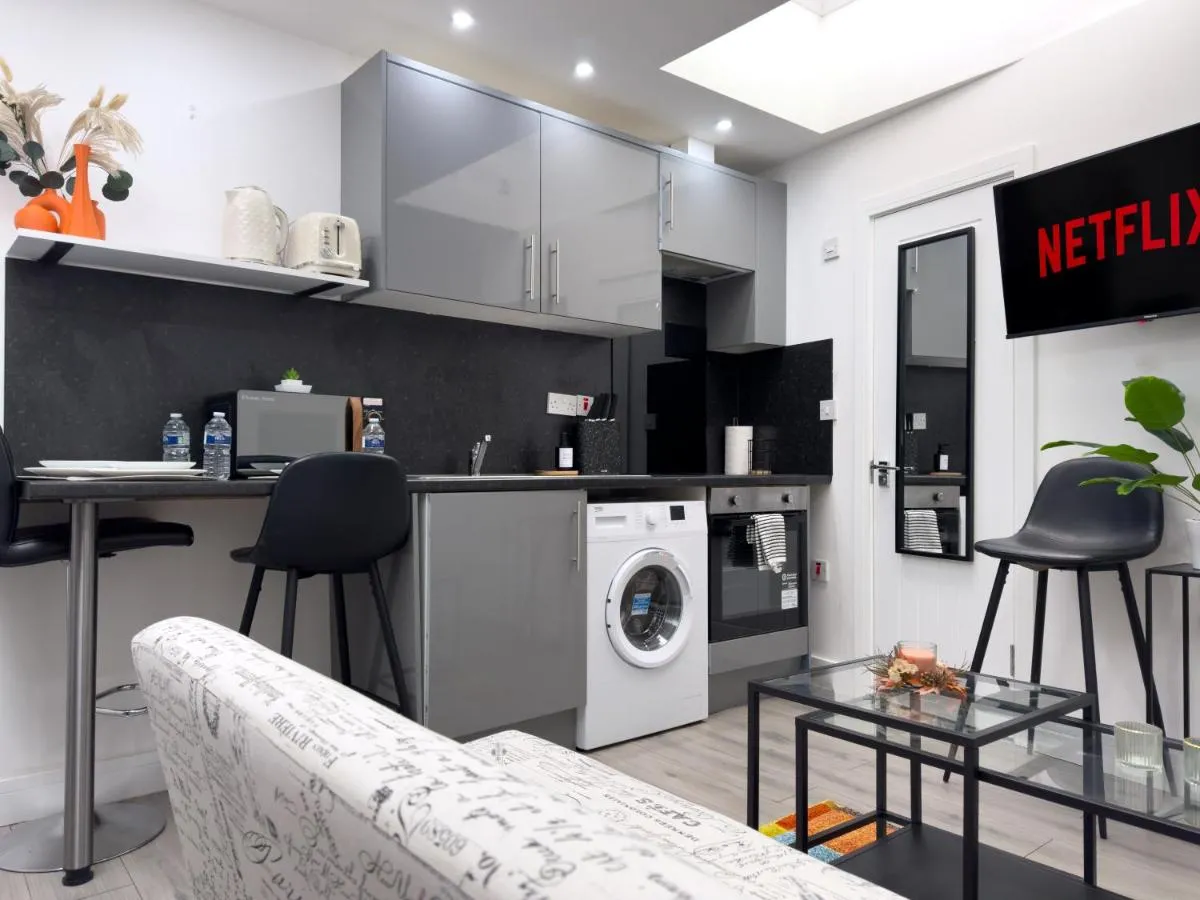 Image 4 of 4 Modern Ground Floor Apartments With Private Kitchens and Bathrooms, Sleeps Up to 18, London