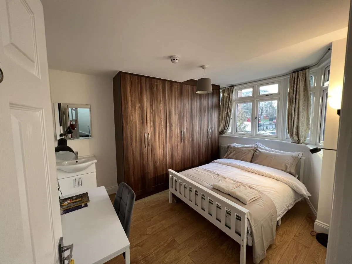 Image 3 of 4 Wharncliffe Drive