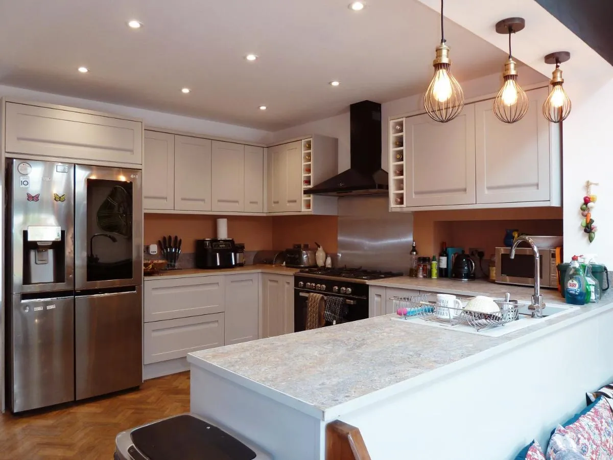 Image 3 of 4 bed house close to Allianz Stadium, LHR and London 20mins away