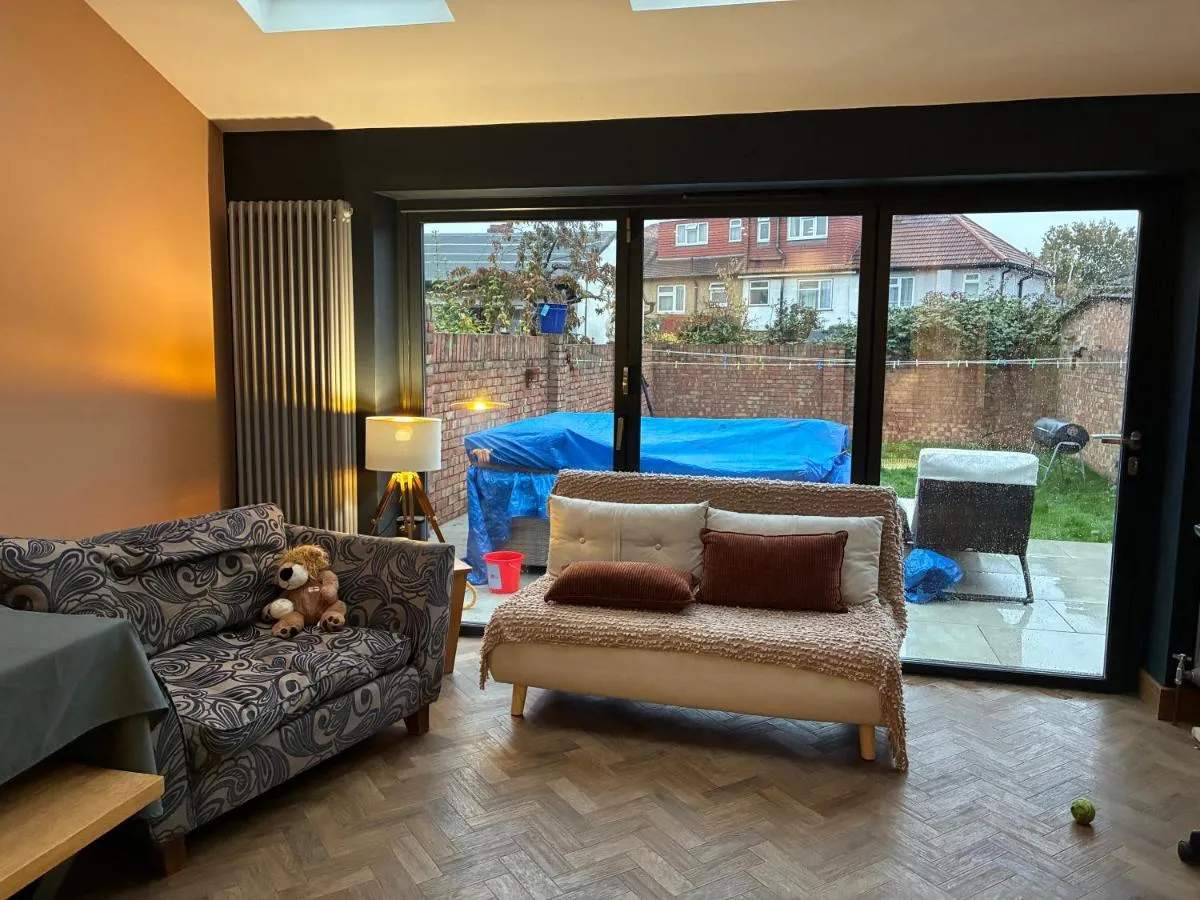 Image 2 of 4 bed house close to Allianz Stadium, LHR and London 20mins away