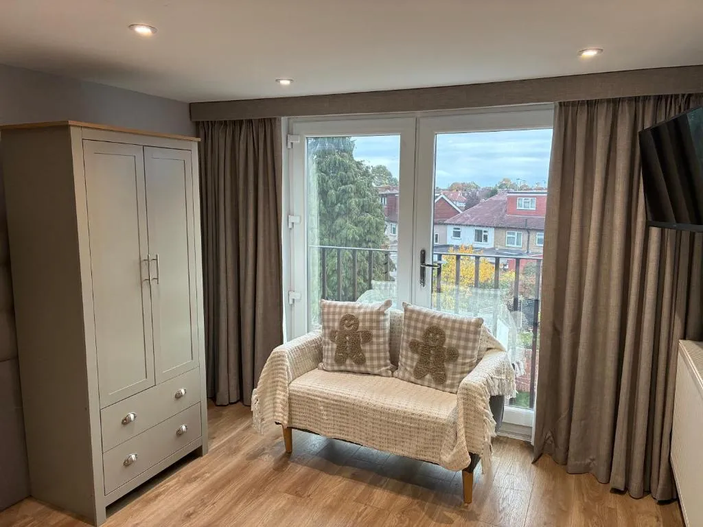 4 bed house close to Allianz Stadium, LHR and London 20mins away