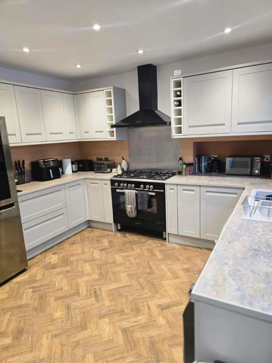 Image 4 of 4 bed house close to Allianz Stadium, LHR and London 20mins away