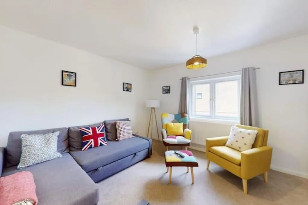 Image 1 of 4 bedroom family home on Piccadilly line