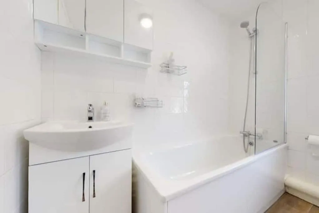 Image 3 of 4 bedroom family home on Piccadilly line