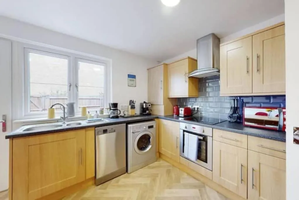 Image 4 of 4 bedroom family home on Piccadilly line