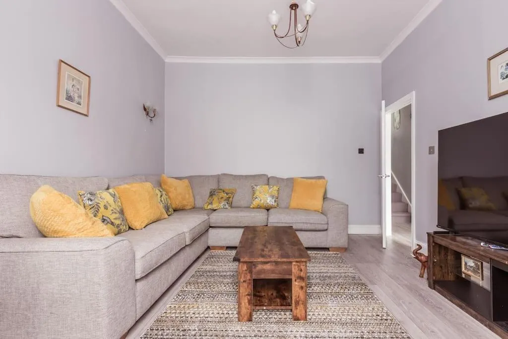 Image 5 of 4 bedroom house, 2 Min Walk From Station