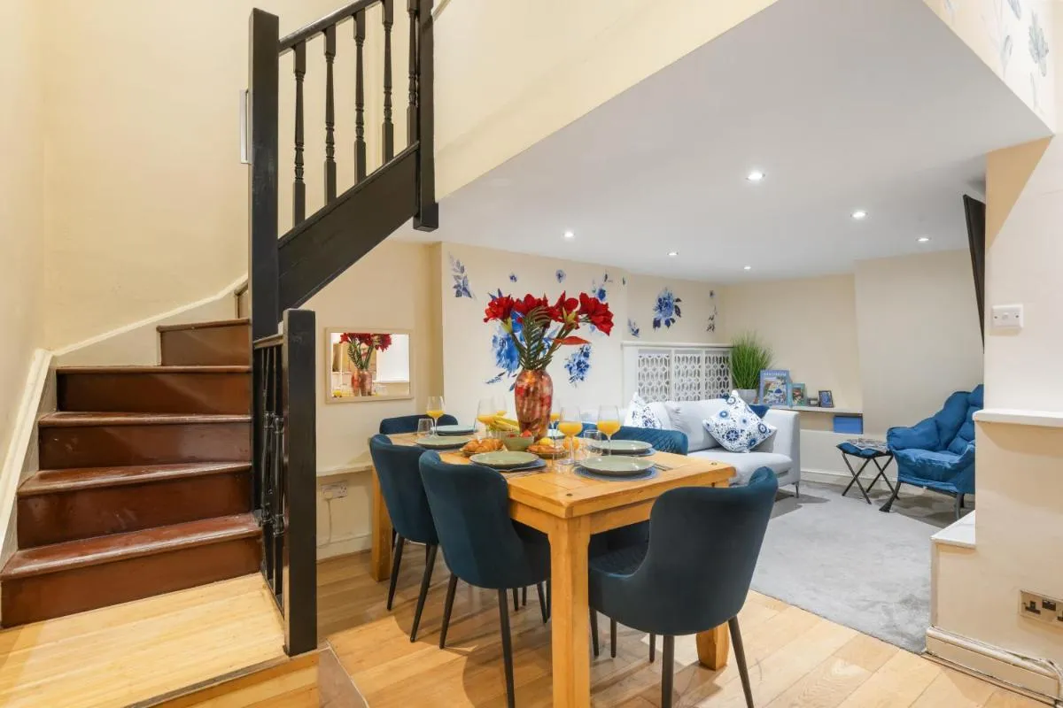 Image 4 of 4 bedroom house in Kensington