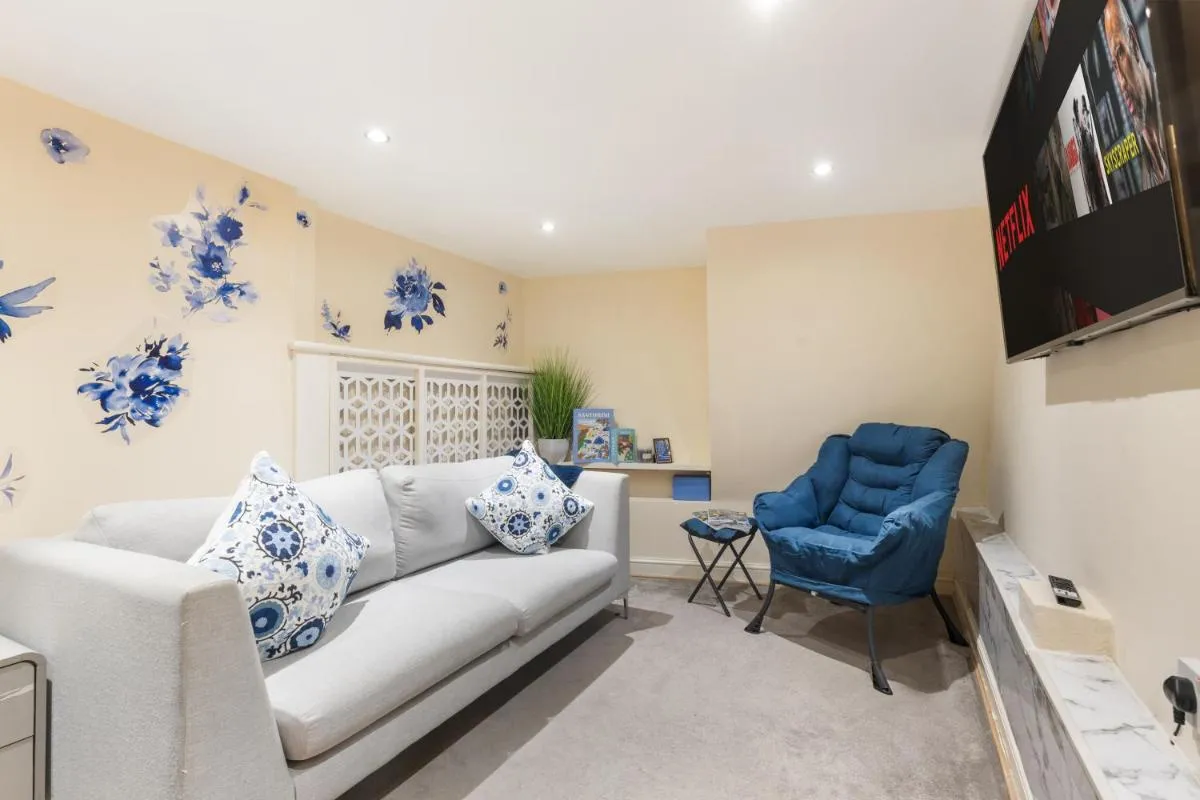Image 5 of 4 bedroom house in Kensington