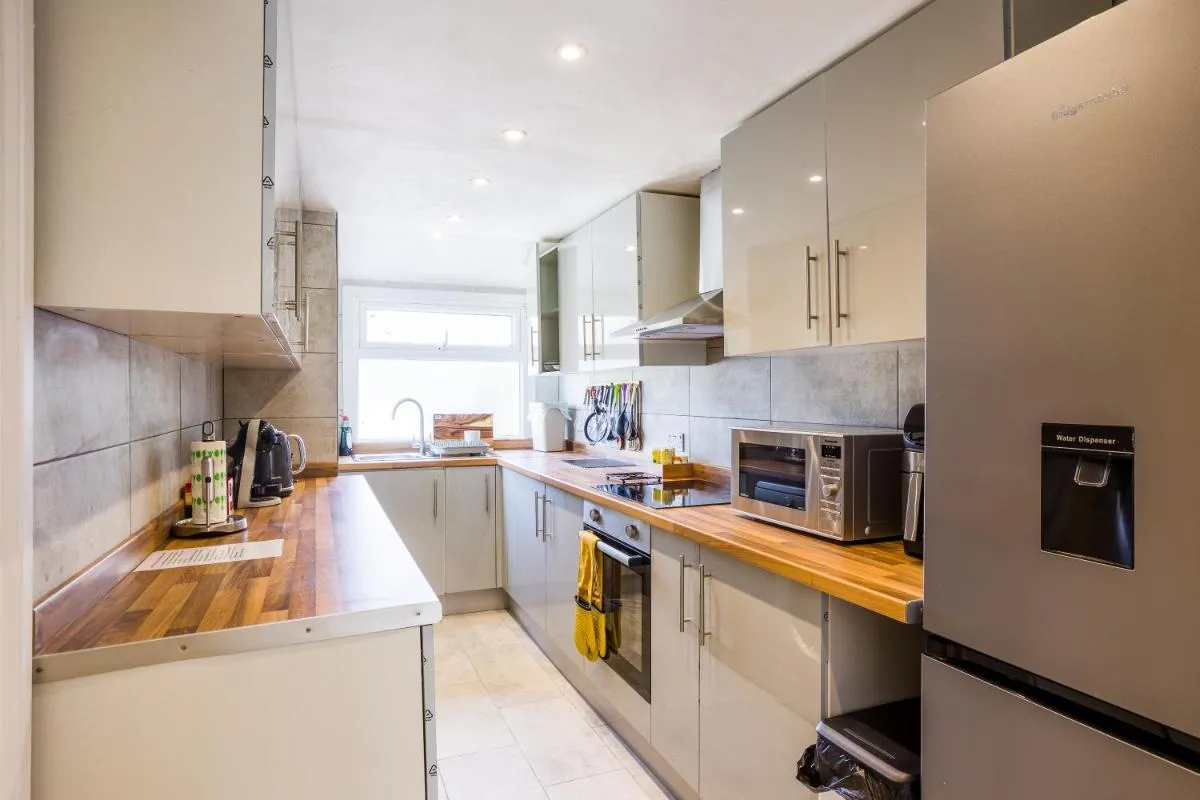 Image 3 of 4 bedroom house with Garden, Parking & 3 mins Walking Distance from Train Station