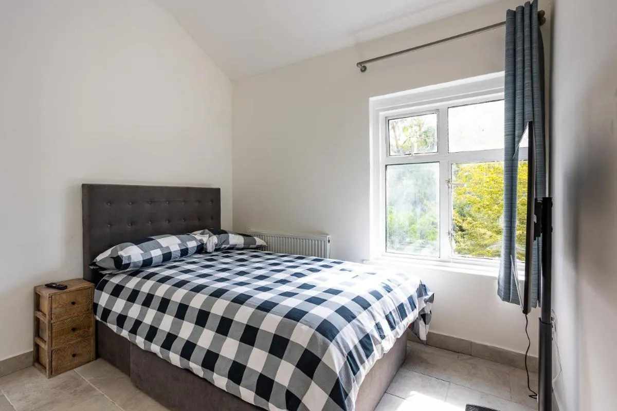 Image 2 of 4 bedroom house with Garden, Parking & 3 mins Walking Distance from Train Station