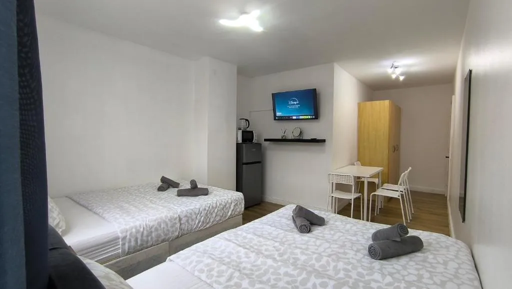 Image 1 of 4 pers studio style room Near South Wimledon station R3