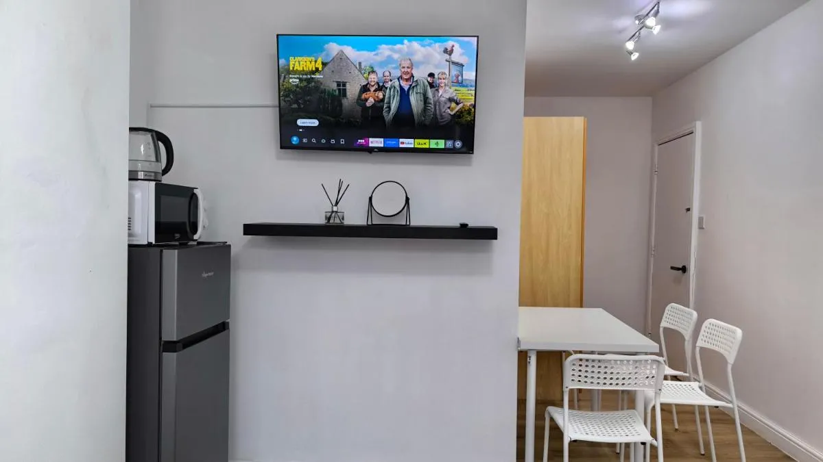 Image 5 of 4 pers studio style room Near South Wimledon station R3