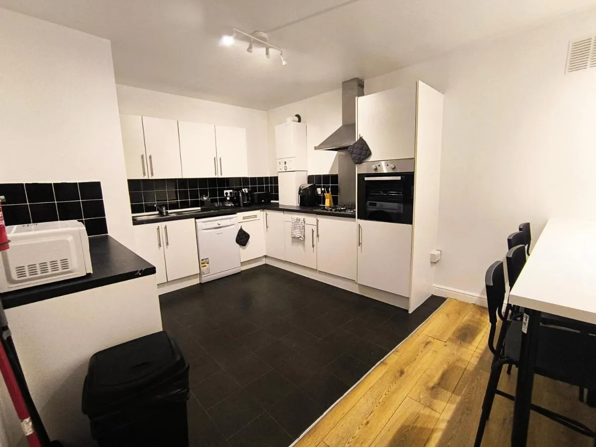 Image 4 of 4 pers studio style room Near South Wimledon station R3