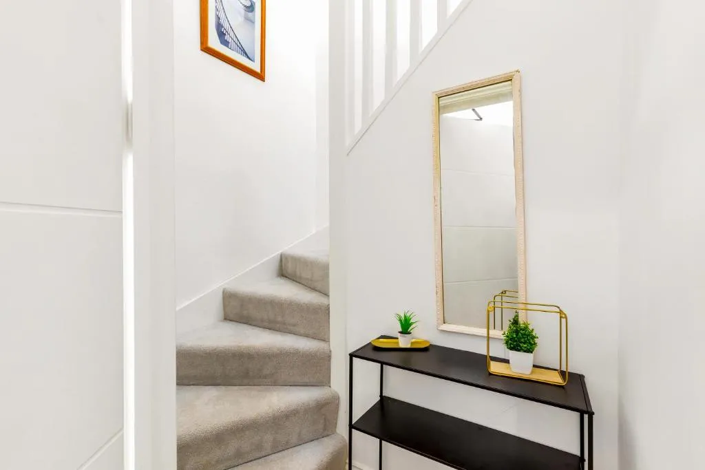 Image 1 of 4bed 11 occupancy large flat elizabeth line west london flat free parking