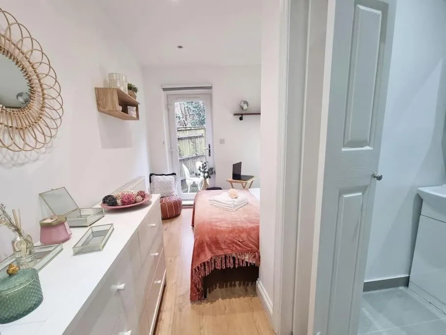 Image 3 of 4bed 3bath 8min to London Bridge