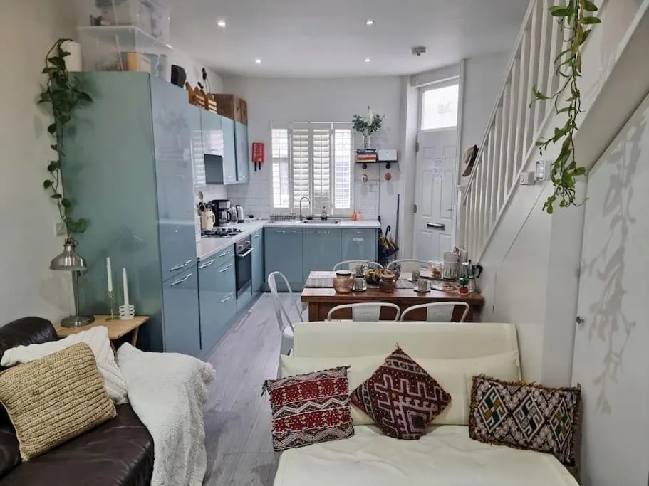 Image 4 of 4bed 3bath 8min to London Bridge