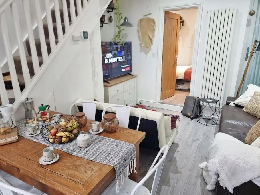 Image 5 of 4bed 3bath 8min to London Bridge