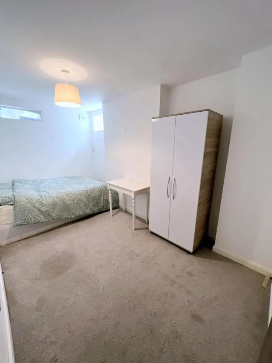 Image 5 of 4-bedroom flat -Wimbledon Village