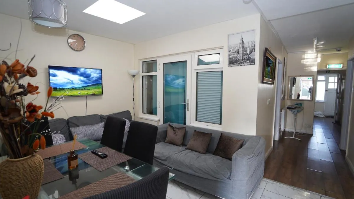 Image 3 of 59A Comfortable 3 Bedroom Home, Sleeps 6 By Easy 2 Manage