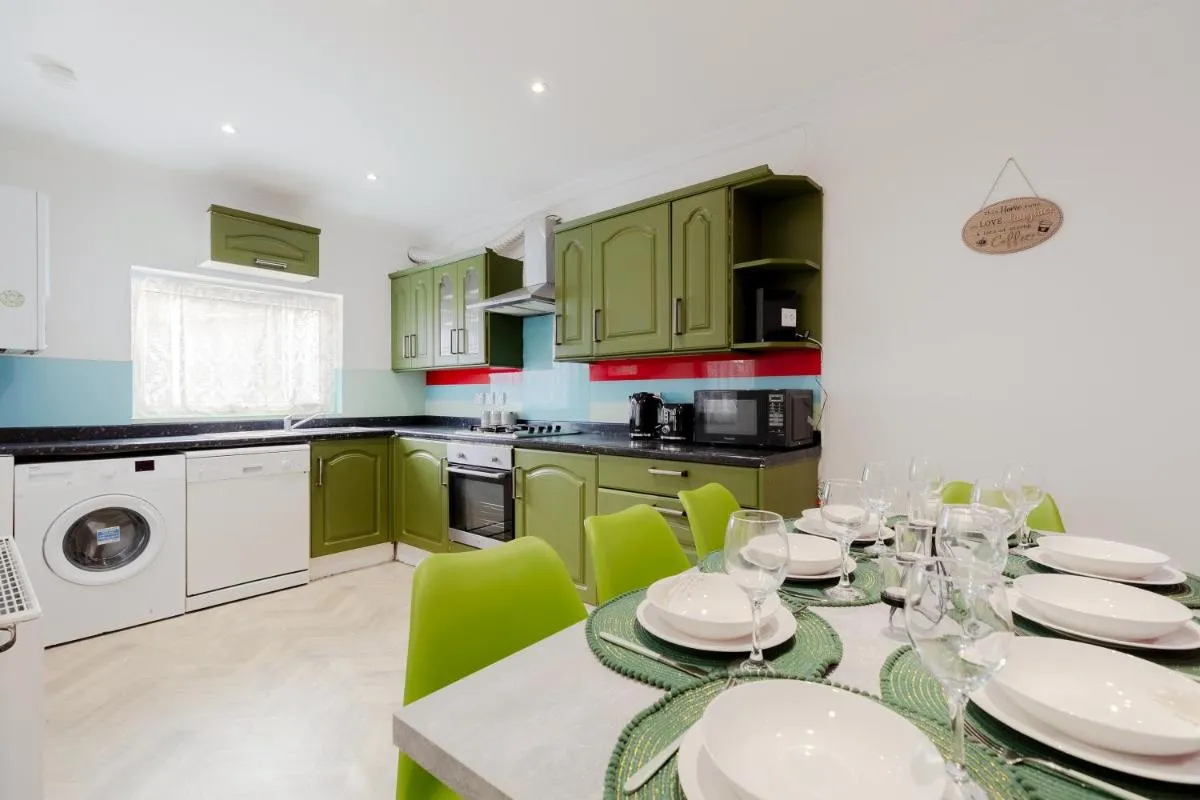 Image 4 of 5BR House, Free Parking offA12, Contractor, Big Families, Relocation