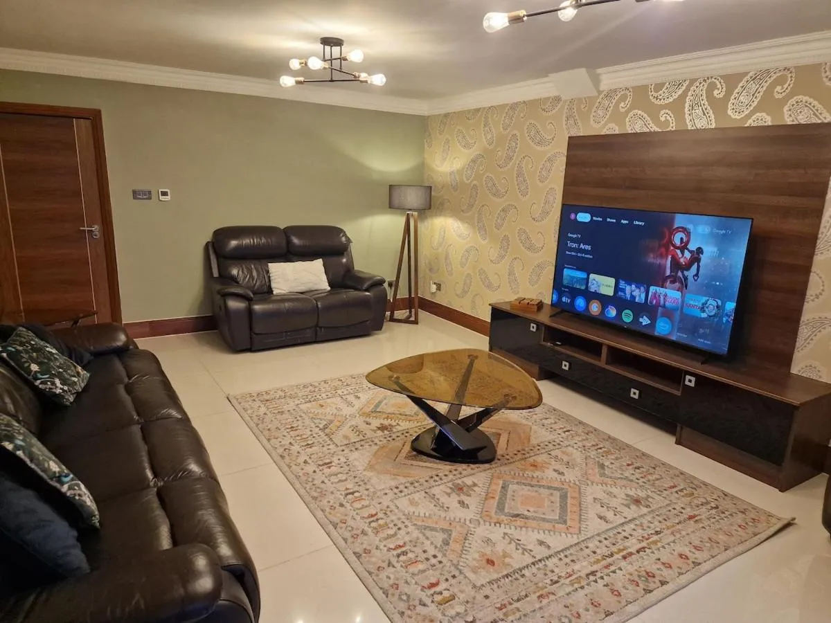 Image 5 of 5 Bed 5 Bath Luxury Home Near Heathrow Free Parking
