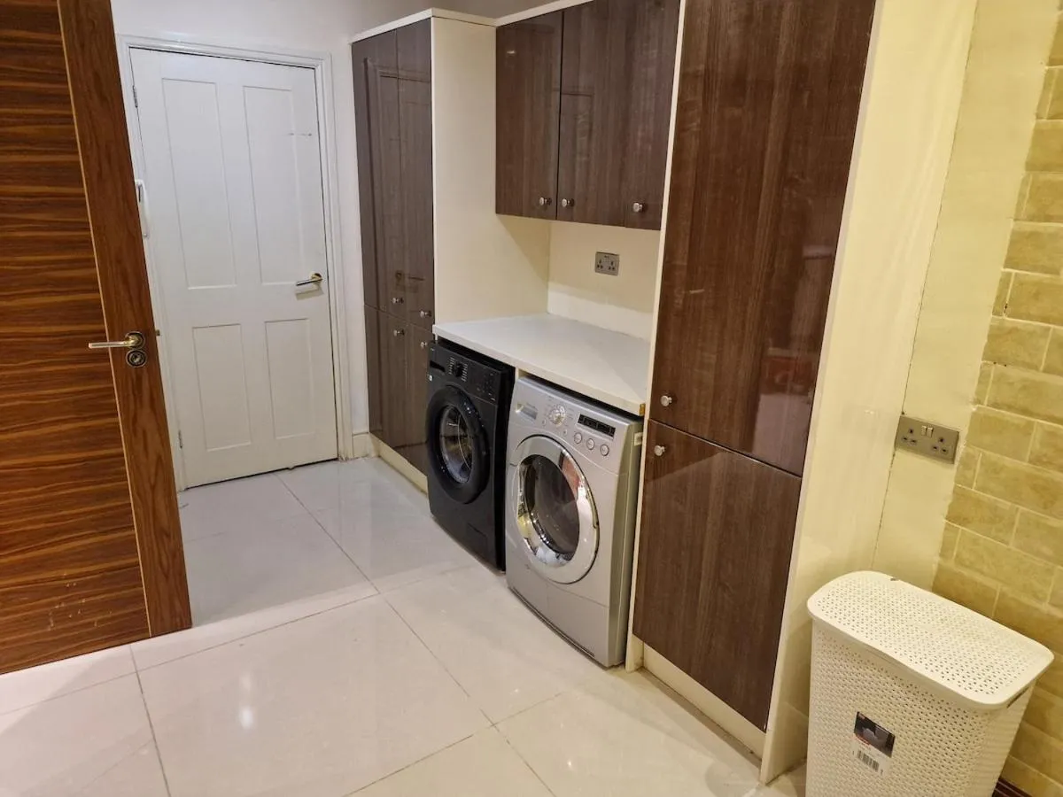 Image 3 of 5 Bed 5 Bath Luxury Home Near Heathrow Free Parking