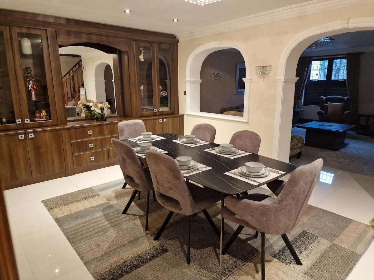 Image 4 of 5 Bed 5 Bath Luxury Home Near Heathrow Free Parking