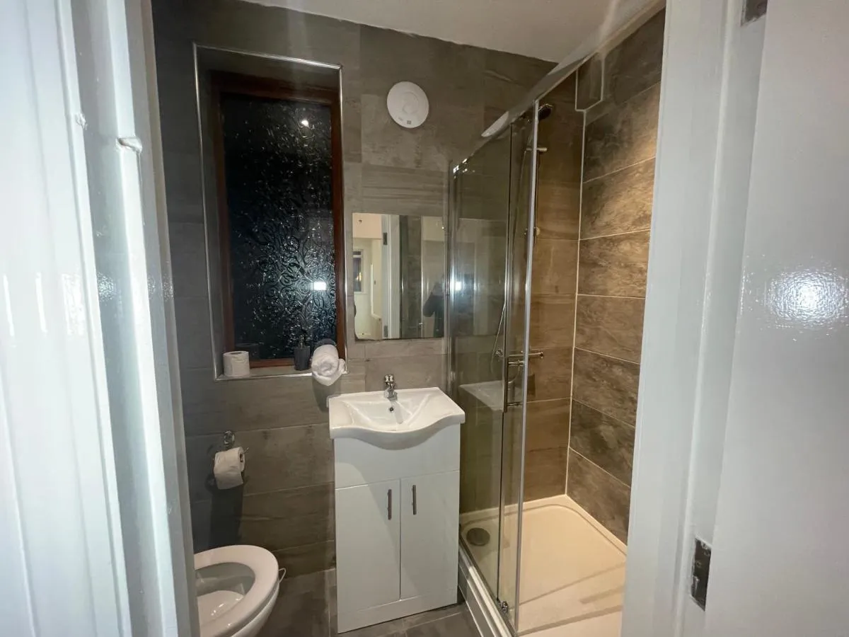 Image 3 of 5 Bed Haven – Off Street Parking – Pool Table