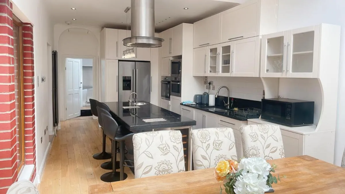 Image 4 of 5 Bed Haven – Off Street Parking – Pool Table