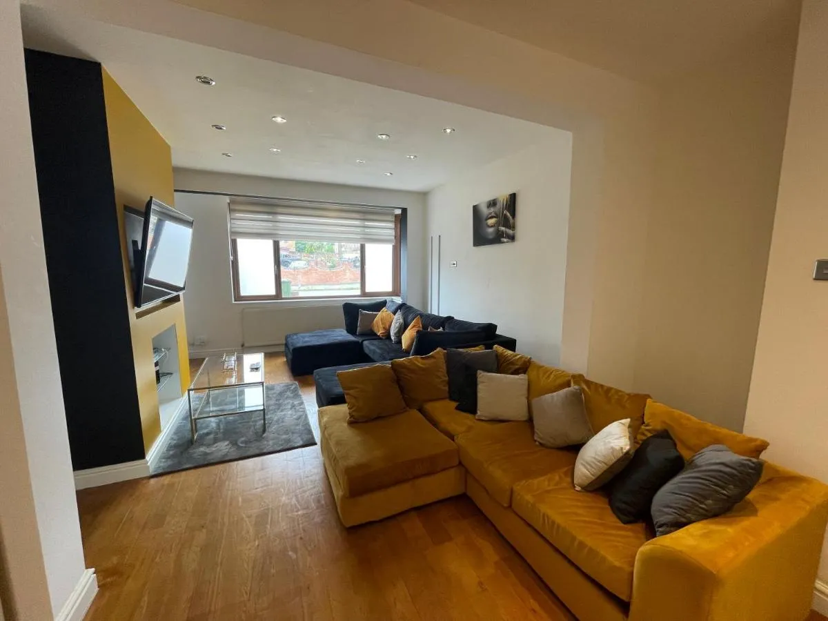 Image 5 of 5 Bed Haven – Off Street Parking – Pool Table