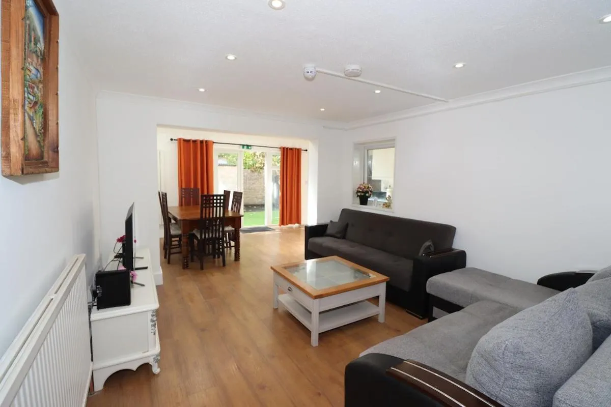 Image 4 of 5 Bed Spacious Family Home in Chingford