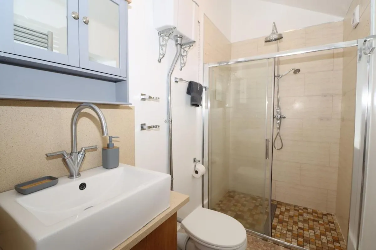 Image 3 of 5 Bed Spacious Family Home in Chingford