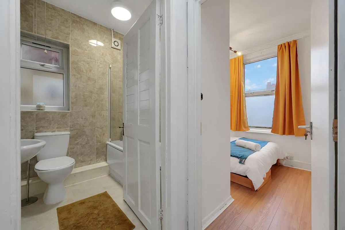 Image 3 of 5 Bed Town-house by Harlington