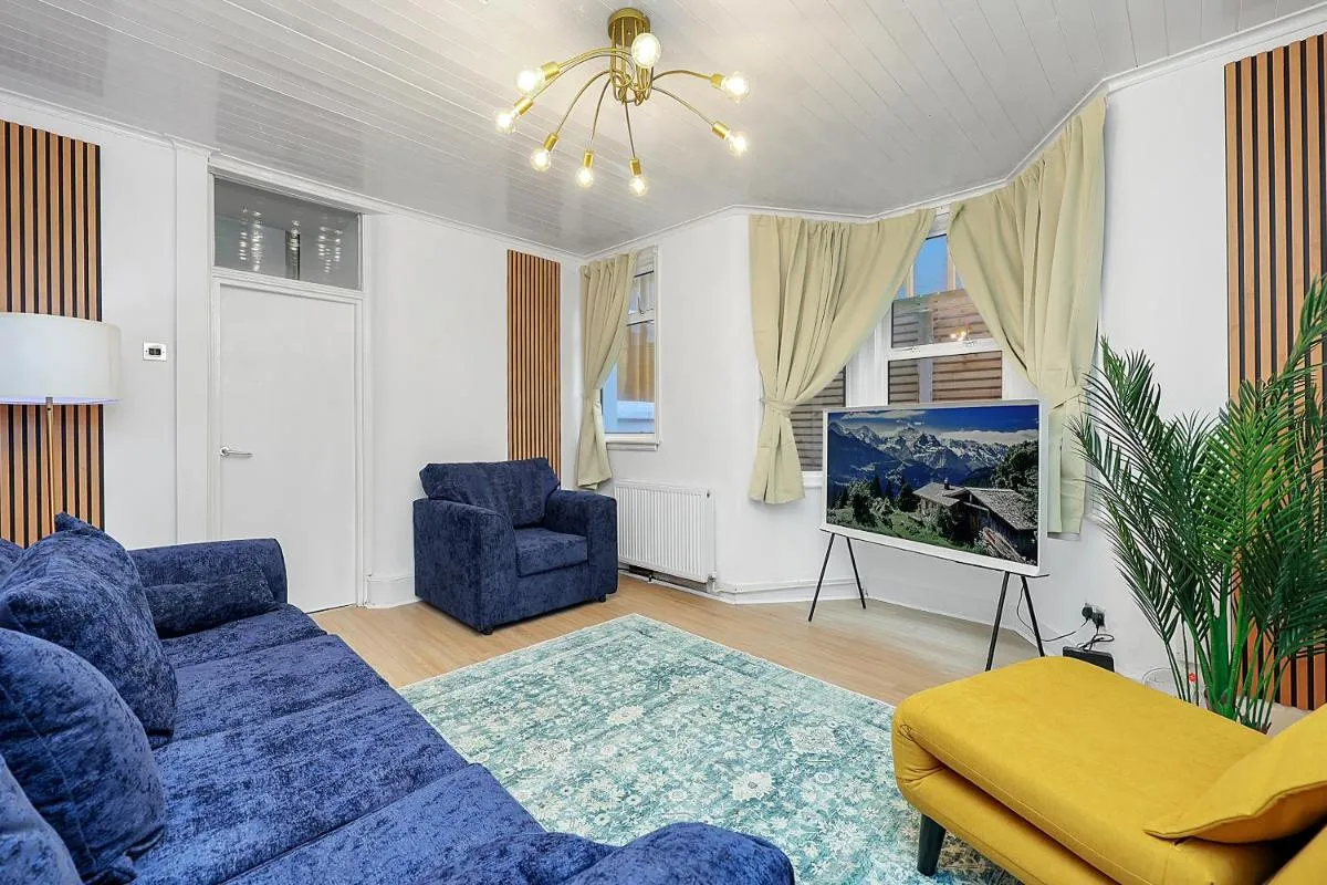 Image 5 of 5 Bed Town-house by Harlington