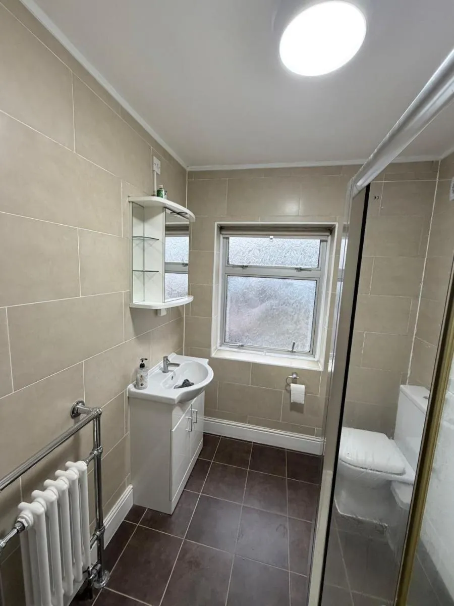 Image 3 of 5 Bed cosy family home near Heathrow l London