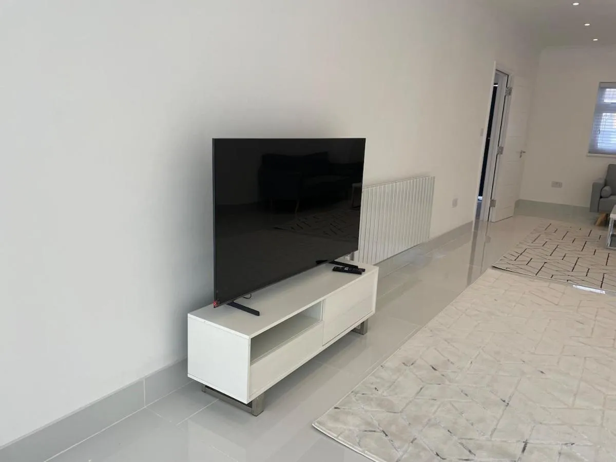 Image 5 of 5 Bedroom Modern and Spacious House in London