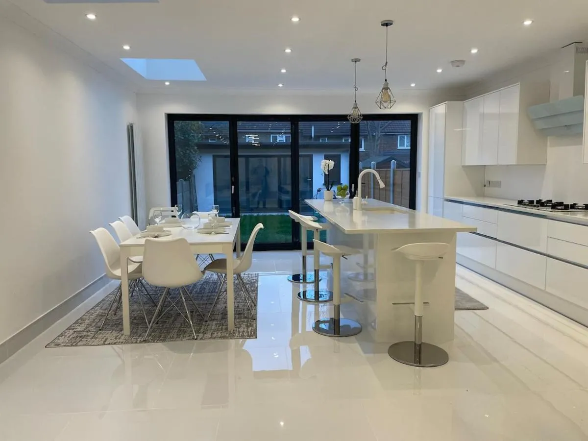 Image 3 of 5 Bedroom Modern and Spacious House in London