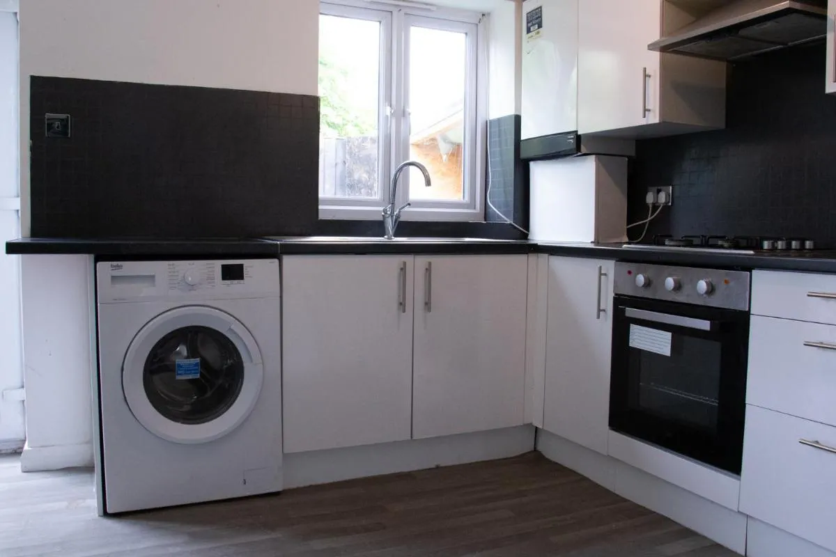 Image 5 of 6-Bed Contractor Home, Wembley
