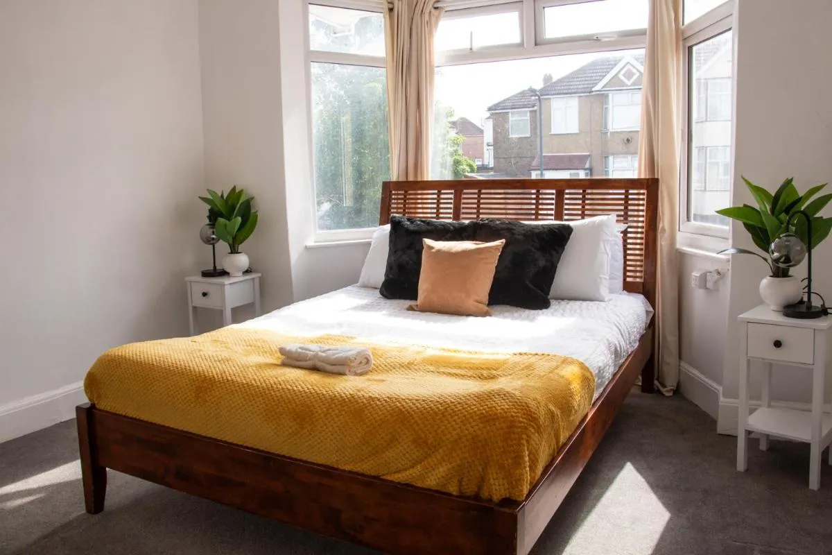 Image 3 of 6-Bed Contractor Home, Wembley