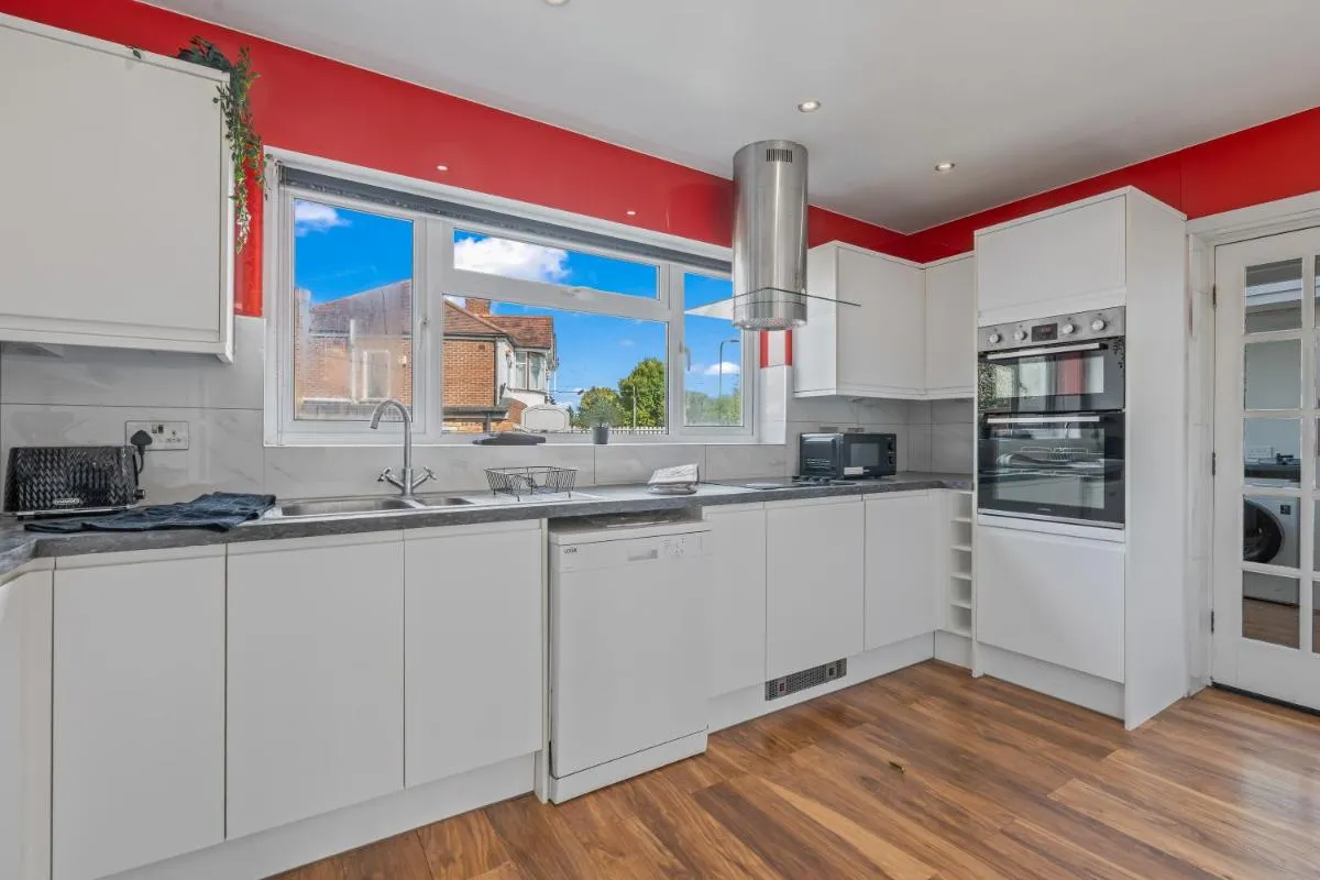 Image 4 of 6 Bedroom Perivale Haven – Pool Table – Parking