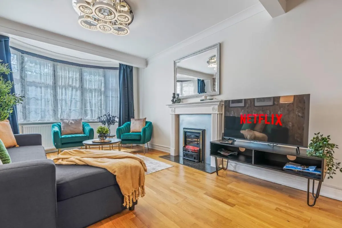 Image 5 of 6 Bedroom Perivale Haven – Pool Table – Parking