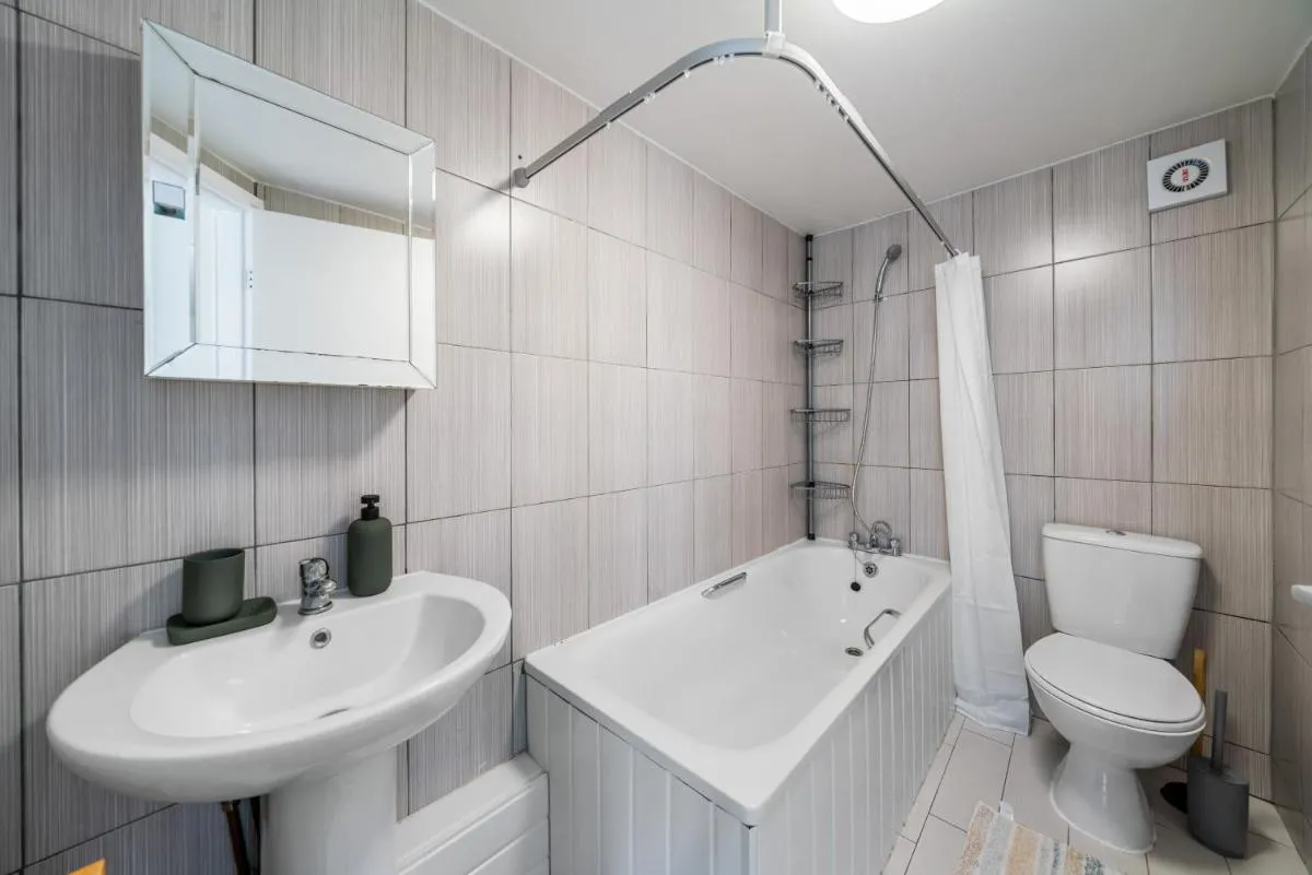 Image 3 of 6 Bedrooms Entire Property in Central London