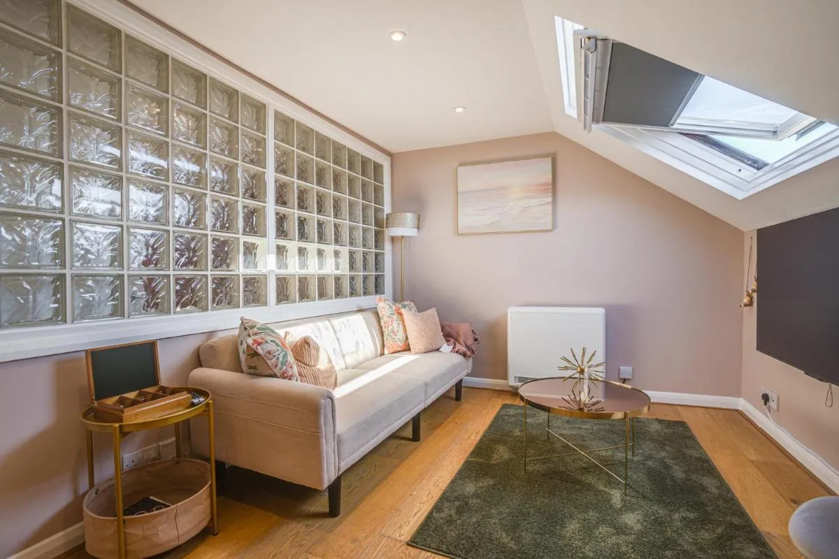 Image 5 of 7even Clouds Oasis- Stylish Apartment Near Westfield