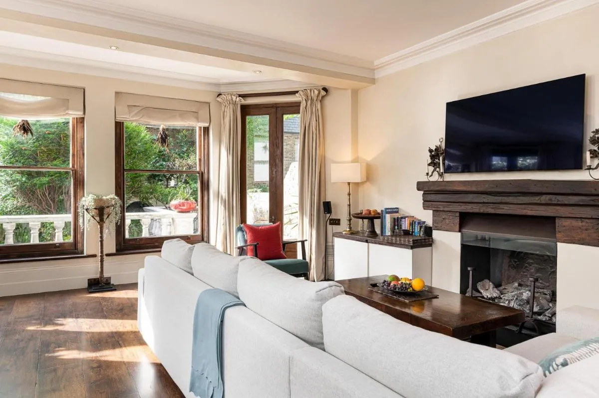 Image 5 of A Chelsea Retreat – 2 Bedroom with Garden and Parking